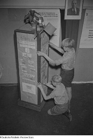 Kinder basteln an einer Wandzeitung