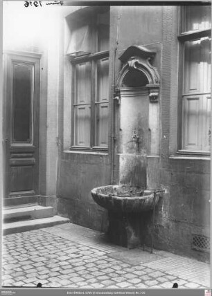 Brunnen im Innenhof Kleiner Hirschgraben 14 ("Salzhaus")