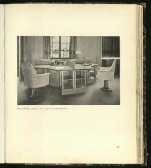Bibliothek, Sessel und Doppelschreibtisch