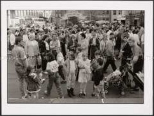 Menschenmenge in einer Stadt vor einem Biergarten zum 3. Oktober 1990 (Altersgruppe 18-21)