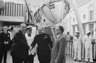 Bordleben Milwaukee. Mittelmeerfahrt. Begrüßung von einem, vermutlich italienischen, Militärangehörigen an Bord, während das Schiff im Hafen an der Stazione Marittima di Napoli liegt