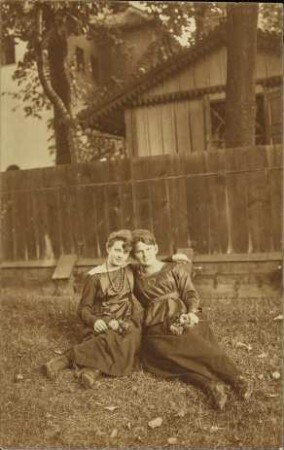[Zwei Frauen im Garten]