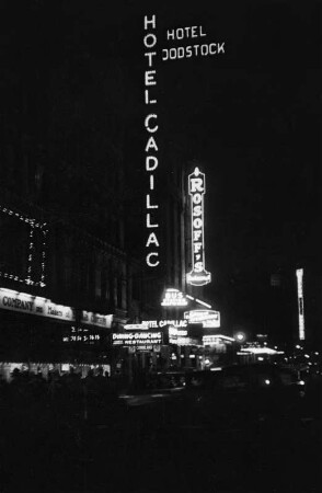 Broadway bei Nacht (Hotel Cadillac und Rosoff's Restaurant), New York