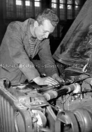 Kfz-Mechaniker bei der Arbeit