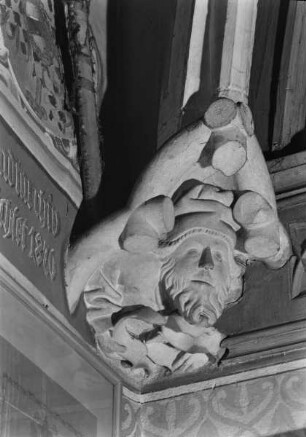 Zwei Figurenkonsolen — Konsole in Form eines bärtigen Mannes