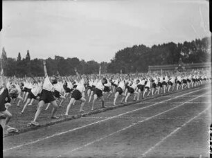 Dresden, Sportler bei der Vorführung auf einem Sportplatz, vermutlich Schüler