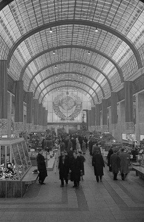 Messebesucher in der Ausstellungshalle der Sowjetunion im Ringmessehaus