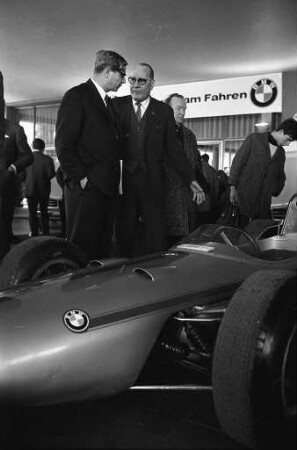 BMW-Sonderschau im Foyer der Schwarzwaldhalle.