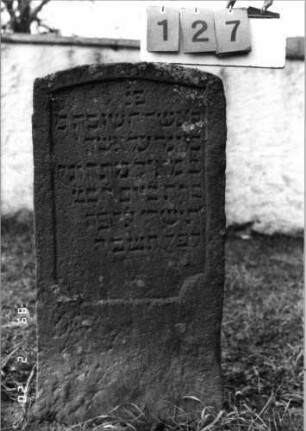 Grabstein 127 (Index: 99798464) Material: Sandstein Zustand: leicht verwittert Maße HxBxT: 95x46x11 cm Beschreibung: Stele mit flachem Bogenabschluß: Grabstein 127