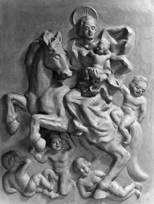 Heiliger zu Pferde mit Putten : Tonkeramik Rudolf Mogl. Heiliger zu Pferde mit Putten. Ton (vor 1946; R. Mogl)