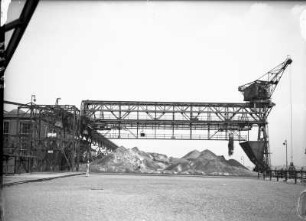 Bleibergwerk. Haldenschütter mit Greiferkran : Deutsch-Bleischarley (Oberschlesien). Bleibergwerk. Haldenschütter mit Greiferkran