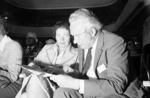 27. Tagung 1977 Chemiker; Sitzreihen im Theater: Lady Barton, Sir Derek H. R. Barton