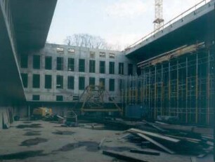 Baustelle Sächsische Landesbibliothek - Staats- und Universitätsbibliothek Dresden, Zentralbibliothek. Rohbau, Baugrube Nordwestecke mit Turmdrehkran : Dresden-Räcknitz, Zellescher Weg 18. Baustelle Sächsische Landesbibliothek - Staats- und Universitätsbibliothek Dresden, Zentralbibliothek. Rohbau, Baugrube Nordwestecke mit Turmdrehkran