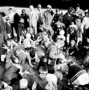 Volks- und Heimatfest: Veranstalter Heimatring: Stormarnplatz: Kinder spielen "Schatzsuche", 24. Juli 1965
