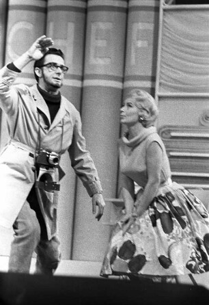 Szenenbilder aus "Messeschlager Gisela", Operette von Gerd Natschinski. Metropol-Theater Berlin, Oktober 1960