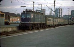 Stuttgart Hbf. Gleis 2 Lok 118 016 Eilzug AA-S Bnb-Wagen