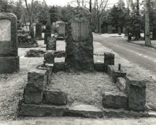 Grabanlage für Henry Steiniger und Frau Adda : Grabanlage für Henry Steiniger und Frau Adda. Stein, Schmiedeeisen (ab 1915). Dresden-Neustadt, Nordfriedhof (Garnisonsfriedhof)