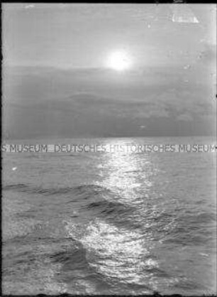 Mitternachtssonne, Spiegelung im Meer, Nordlandreise, Norwegen