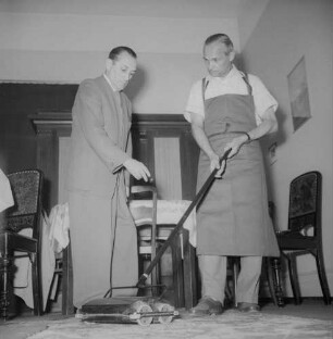 Langen. Dienerschule. Bedienen einer Kehrmaschine