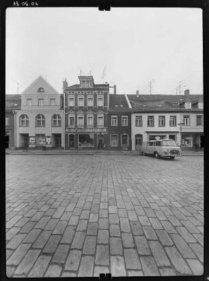 Großenhain, Frauenmarkt 9/15. Wohnhäuser mit Läden. Straßenfront