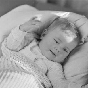 Kleinkind im Bett