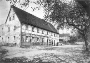 Graupa (Pirna-Graupa), Dorfplatz (Tschaikowskiplatz) 1. Gasthof zum Erbgericht. Straßenansicht