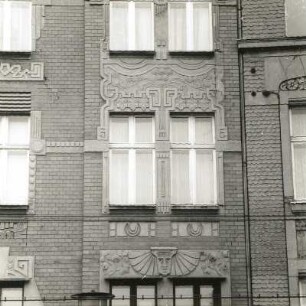 Cottbus, Friedrich-Ebert-Straße 38. Wohn-und Geschäftshaus (um 1905). Fenster der Portalachse (2. OG)