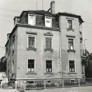 Dresden-Cossebaude, Ludwigstraße 4 / Ecke August-Bebel-Straße. Wohnhaus (1895/1900). Straßenansicht mit Einfriedung