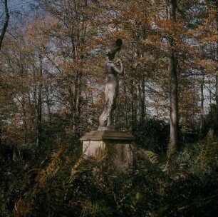 Lichtenwalde. Schloßpark mit Skulptur der Venus. Sandstein; überlebensgroß