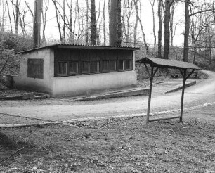 Dresden-Loschwitz. Schloß Albrechtsberg. Ehem. Schuppen für Kleintierhaltung im Park