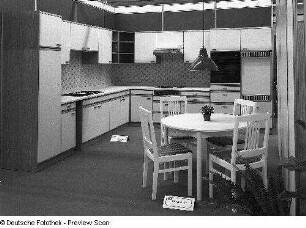 Ausstellungskoje des VEB Möbelkombinat Dresden-Hellerau mit Anbauküche "ratiomat 9005" und Eßtisch mit vier Stühlen (Stuhl mit gepolsterter Sitzfläche (Modell N 77))