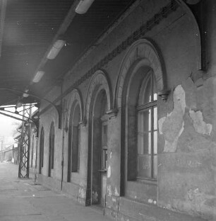 Königstein (Sächsische Schweiz). Bahnhof. Bahnhofsgebäude (um 1846/1850). Fenster und Tür (Erdgeschoss) und Vordach mit Beleuchtung. Ansicht der Gleisseite