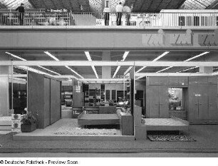 Läufer : Ausstellungskoje mit Schlafzimmermöbeln
