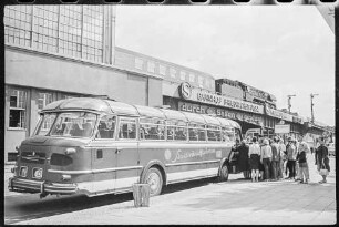 Bus für eine Stadtrundfahrt in der Georgenstraße am Bahnhof Friedrichstraße, Mitte 1960er Jahre. SW-Foto © Kurt Schwarz.