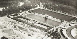 Dresden-Altstadt. Georg-Arnhold-Bad (Einweihung 1926) mit Nordkurve der Ilgen-Kampfbahn. Luftbild-Schrägaufnahme von Südwest