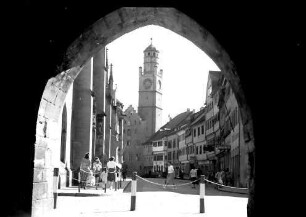 Ravensburg: Durchblick durch das Tor des Frauenturm