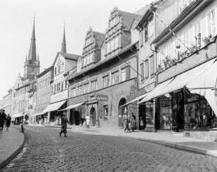 Saalfeld : Saalfeld. Saalstraße mit Stadtapotheke. Blick nach Westen zu den Türmen der Stadtkirche