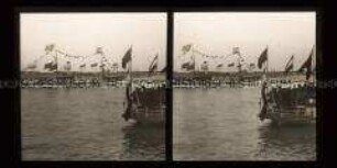 Bewimpelte Dampfer mit Passagieren auf dem Rhein, Wiesbaden