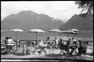 Attersee: Terrasse am See, mit Sonnenschirmen