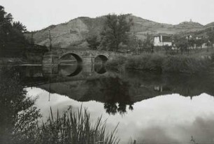 Kahla-Lobschütz, Saale : Kahla-Lobschütz. Straßenbrücke über die Saale. Blick vom linken Ufer gegen Dohlenberg und Leuchtenburg