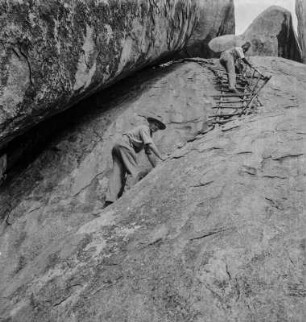 Expeditionsteilnehmer : Zwei Teilnehmer der Kayser-Expedition beim Abstieg von einem Granitberg