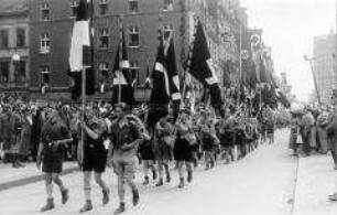 Vorbeimarsch der Hitlerjugend anlässlich der Schlageter-Feier