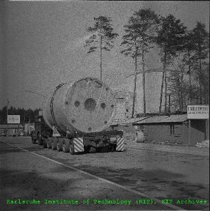 Transport des Core-Tanks des Forschungsreaktors 2 (FR 2) auf dem Gelände des Kernforschungszentrums Karlsruhe (KfK)