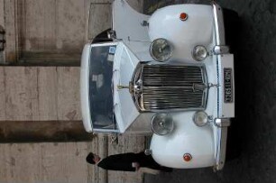 Rom - Oldtimer im Vatikan : Ein Oldtimer steht auf dem Gelände des Vatikan in Rom, aufgenommen im April 2004