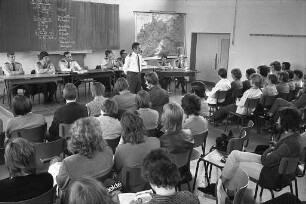 Informationsbesuch von Obersekundanern des Helmholtz-Gymnasiums beim Fernmelderegiment 12 in der General-Fahnert-Kaserne