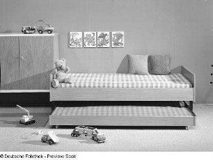 Doppelbett (ausziehbar) : Kinderzimmermöbel (1972; Zentrales Entwicklungsbüro Schkeuditz). Ansicht mit Wäscheschrank und ausziehbarem Doppelbett