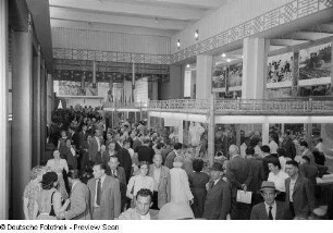 Besucher der Leipziger Herbstmesse 1954 im indischen Pavillon