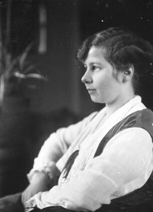 Henriette Frieda (genannt Friedel) Knochenhauer im Profil nach links