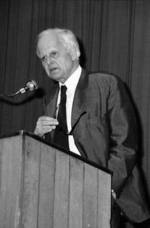 Freiburg: Kolpingsaal; Prof. Dr. Carl Friedrich von Weizsäcker am Rednerpult