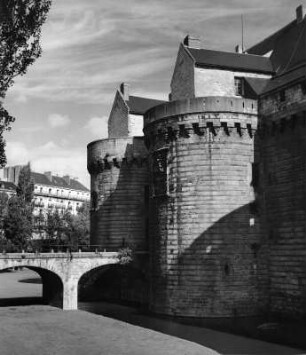 Nantes. Schloss (Baubeginn 1201/1300, Erweiterung 1351/1400). Teilansicht mit Brücke